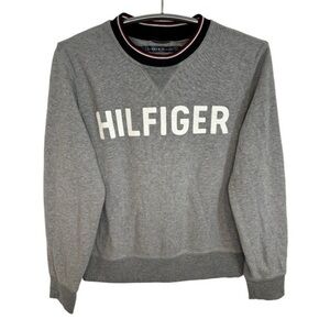 TOMMY HILFIGER GREY LONG SLEEVE WHITE LOGO “HILFIGER” SWEATER, SIZE M